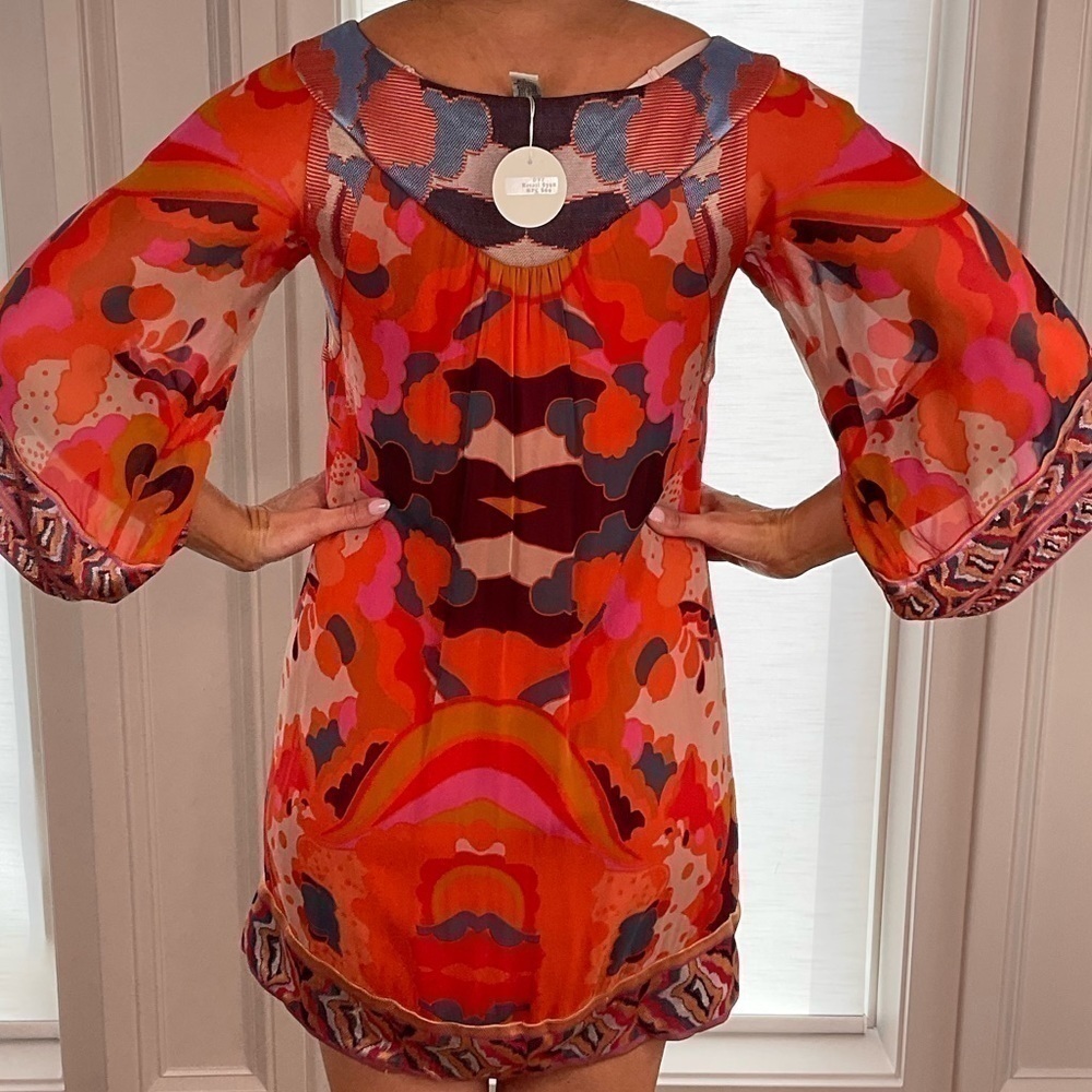 DVF vibrant fun mini dress. Sheer sleeves. - Picture 5 of 11